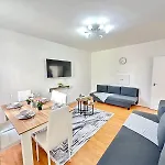 Paddington Beautiful Two Bedroom Apartment